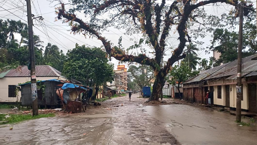 ঘূর্ণিঝড় মিধিলিঃ রায়পুরে ফসলের ব্যাপক ক্ষতি, বিদ্যুৎ নেই রায়পুরে বেশিরভাগ অঞ্চলে, দুর্ভোগ চরমে