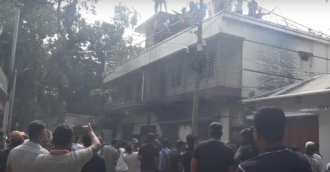 নোয়াখালীতে ওবায়দুল কাদেরের বাড়িতে বিক্ষুব্ধদের ভাঙচুর-আগুন