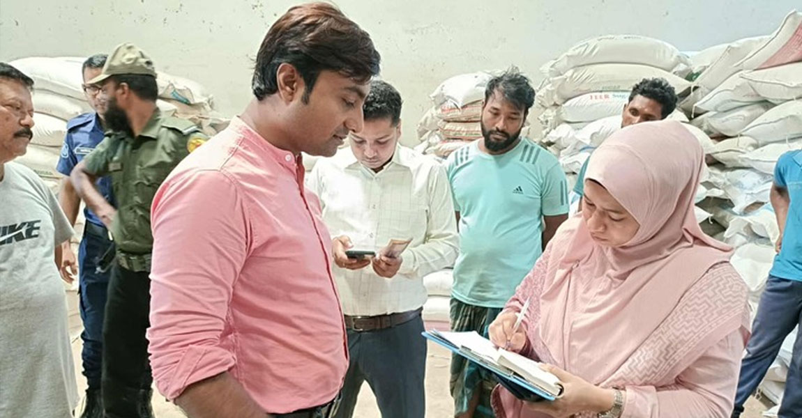 মহেশপুরে প্লাস্টিকের বস্তায় চাল বাজারজাত, ৫ হাজার টাকা জরিমানা
