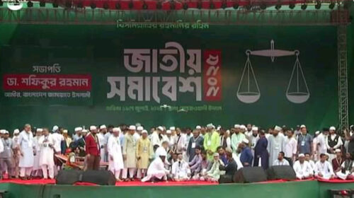 মঞ্চে পড়ে গেলেন জামায়াত আমির, বসেই দিলেন বক্তৃতা