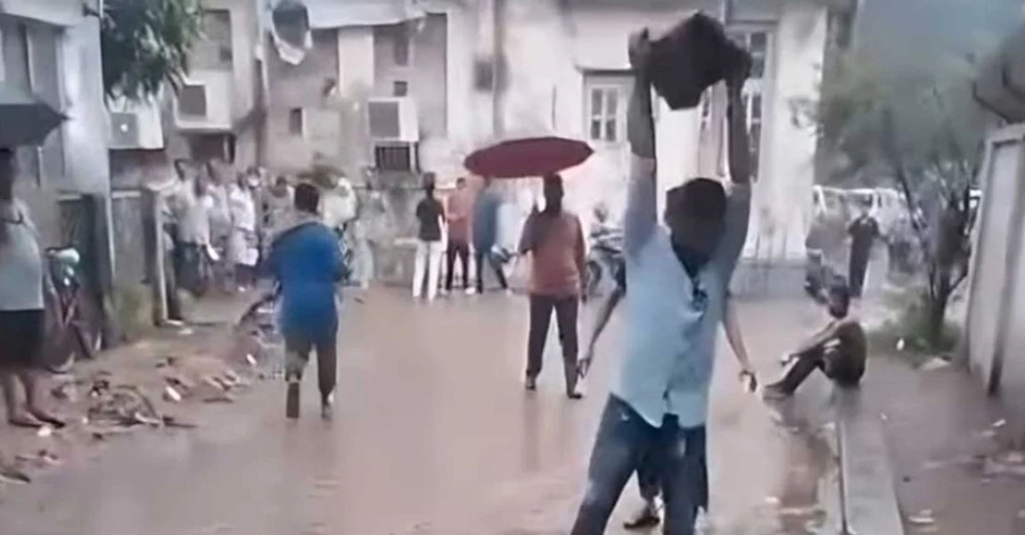 মিটফোর্ডের সামনের হত্যাকাণ্ডে পাথর ছোড়া আসামি গ্রেপ্তার