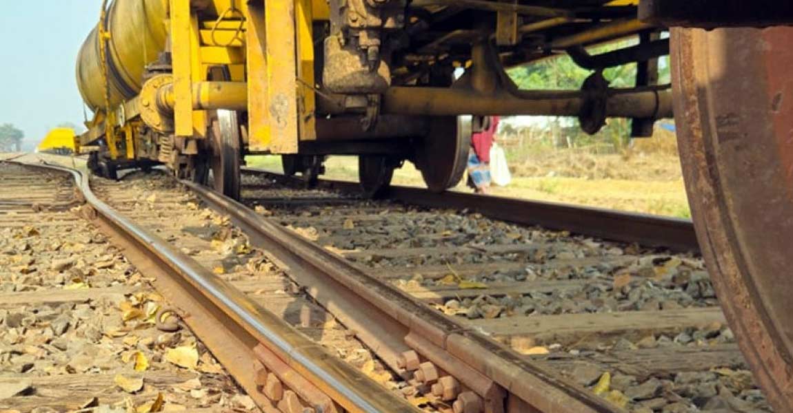 তেলবাহী ট্রেন লাইনচ্যুত, রাজশাহী-চাঁপাইনবাবগঞ্জ রেল যোগাযোগ বিচ্ছিন্ন
