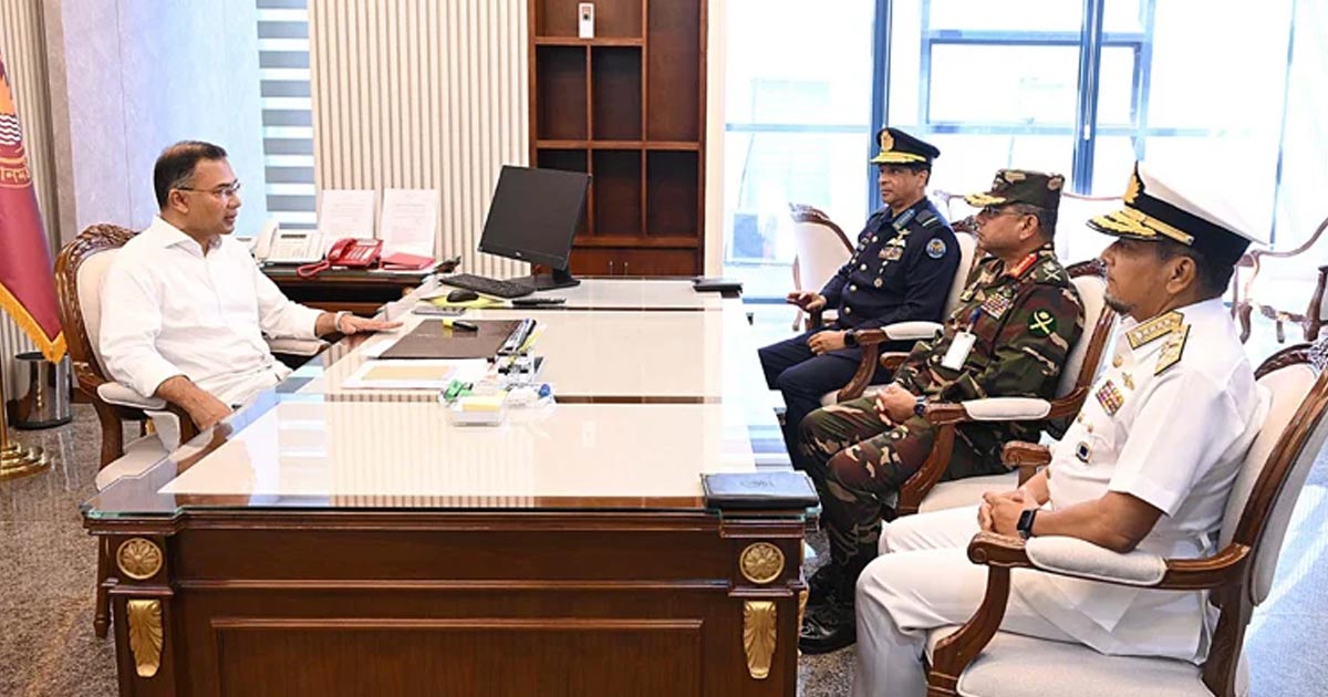 প্রধানমন্ত্রীর সঙ্গে তিন বাহিনী প্রধানের সাক্ষাৎ