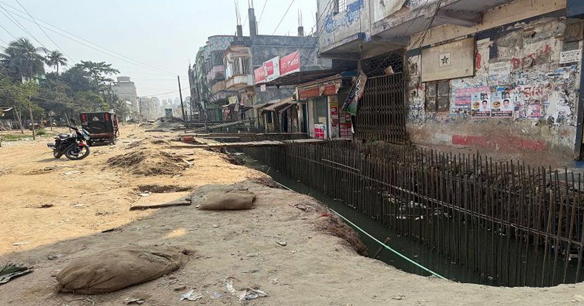 অপরিকল্পিত ড্রেন নির্মাণে দুর্ভোগে পৌরবাসী