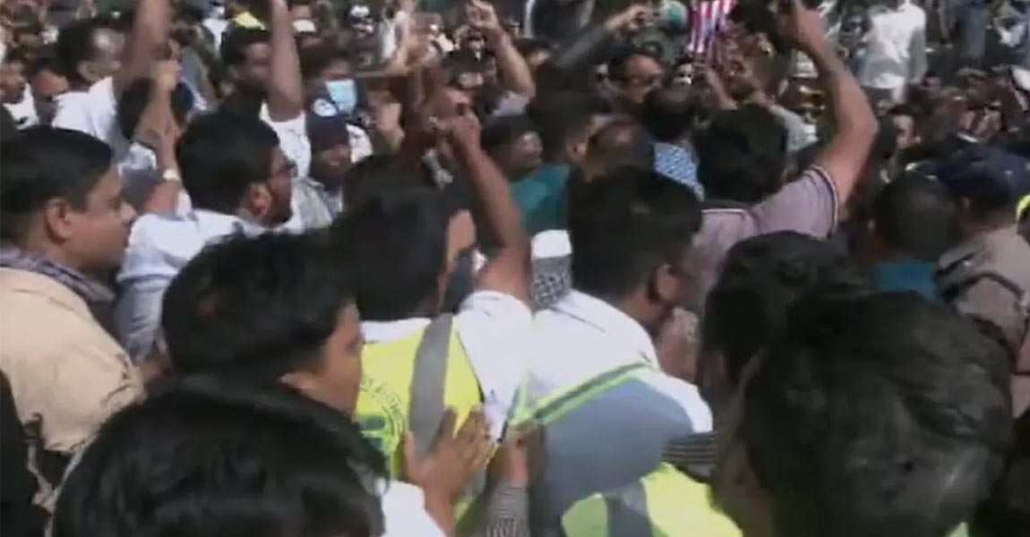 চট্টগ্রাম বন্দরে নৌপরিবহন উপদেষ্টার গাড়ি আটকে শ্রমিকদের বিক্ষোভ