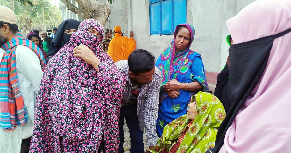 পূর্বশত্রুতার জেরে নড়াইলে বাবা-ছেলেসহ চারজনকে কুপিয়ে হত্যা, ৭-৮টি ঘরে অগ্নিসংযোগ