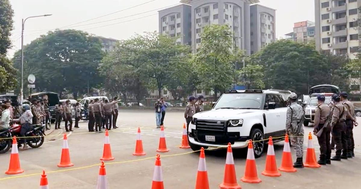 অধিবেশনে যোগ দিতে সংসদে ঢুকছেন এমপিরা