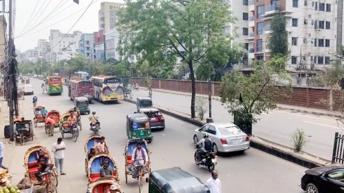 ঢাকার সড়কে গাড়ির চাপ বাড়লেও ফেরেনি যানজট