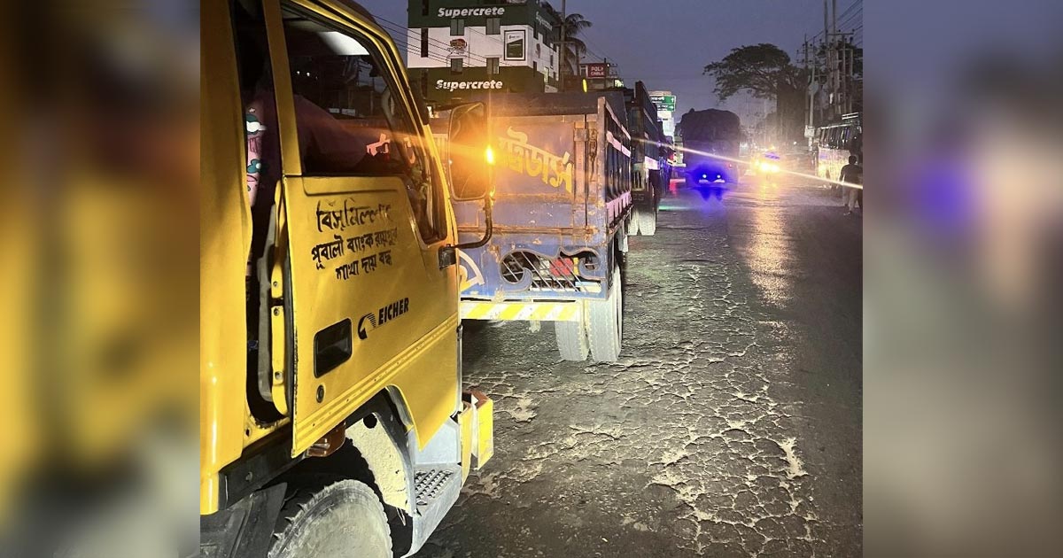 লক্ষ্মীপুরে চাকা থমকে আছে ট্রাকের, দিশেহারা চালক হারুনুর রশীদ