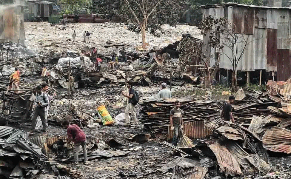 ঈদের আনন্দ কেড়ে নিল আগুন, খোলা আকাশের নিচে শত পরিবার