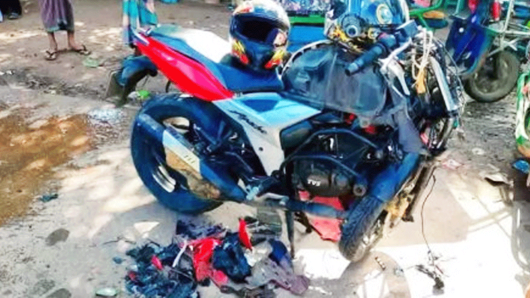 মোটরসাইকেল নিয়ন্ত্রণ হারিয়ে প্রাণ গেল ২ বন্ধুর