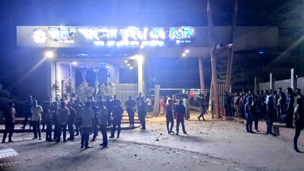 আবাসিক হল থেকে ছাত্রের লাশ উদ্ধার, ভাঙচুর-উত্তেজনা
