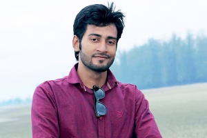 বোরকা পরে অন্ধকারে দাঁড়িয়ে ছিলেন এক ব্যক্তি, টর্চলাইট জ্বালিয়ে দেখতে যাওয়া দুজনকে ছুরিকাঘাত