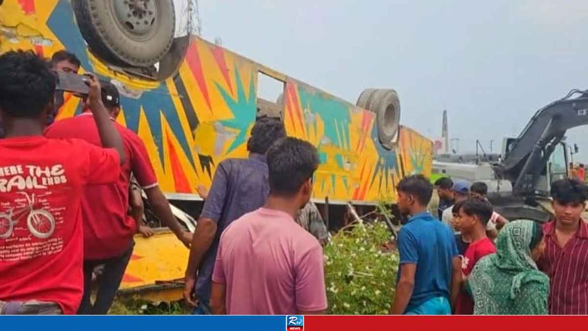 ব্রাহ্মণবাড়িয়ায় নিয়ন্ত্রণ হারিয়ে খাদে উল্টে পড়ল বাস, নিহত ৪